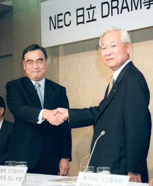 DRAM事業での提携を99年6月に発表した日立製作所の庄山悦彦社長(右)とNECの西垣浩司社長。同年11月に共同出資会社の設立を決定した(写真:共同通信)