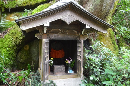 今も残る地蔵菩薩(写真:栗原克己)