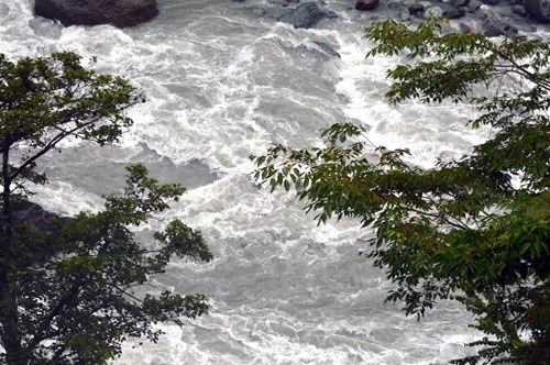 早川は何度も水害をもたらし、慶雲館も建物などがそのたびに流されるなどの被害を受けてきた(写真:栗原克己)