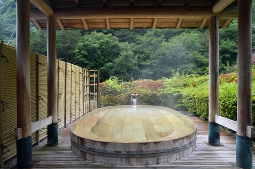 慶雲館は全室に加水、加温のない源泉掛け流しの温泉を設置(写真:栗原克己)
