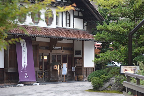 粟津温泉のルーツとなる旅館、法師は2018年に創業1300年を迎えた(写真=栗原克己)
