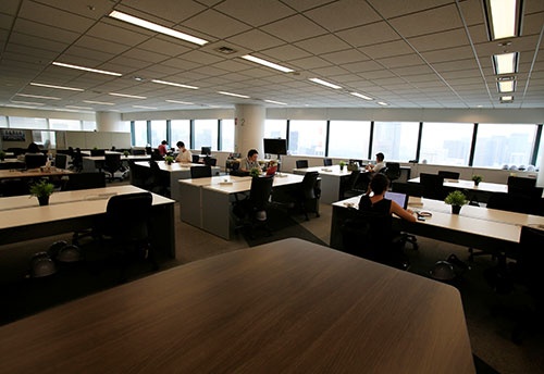2020年は在宅勤務の定着に伴い、オフィス床面積の縮小に動く大手企業が現れ始めた(写真:ロイター/アフロ)