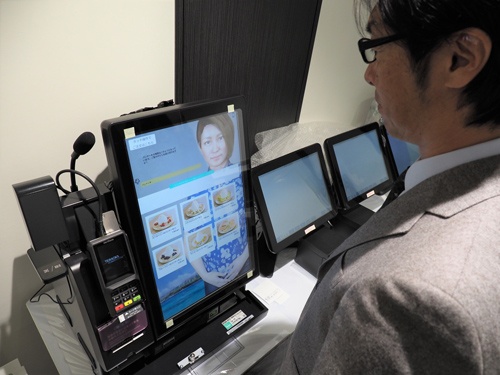 パンケーキ店を運営するエッグスンシングスジャパンはスタートアップ企業とともに、AIアバターが接客するレジの開発を進めている