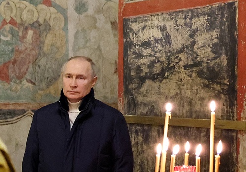 ロシアのプーチン大統領は、ロシア正教会のクリスマス礼拝に1人で参加した（写真：SPUTNIK via ロイター）