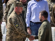 ウクライナのゼレンスキー大統領が軍トップを解任、苦境に拍車も