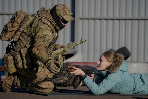 ウクライナではロシアの軍事侵攻に備え、軍事訓練が行われている（写真：AP／アフロ）