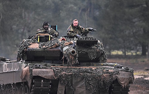 ドイツのピストリウス国防相は2月初旬、ウクライナに供与する戦車の性能を視察した （写真：ロイター）