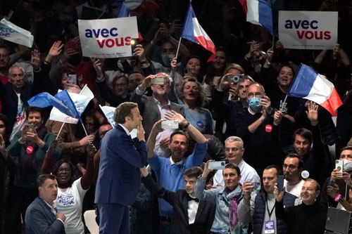 大詰めを迎えるフランス大統領選挙。現職のマクロン氏が集会を開いた（写真：AP／アフロ）