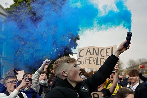 英国のサッカーファンは、欧州スーパーリーグ構想に抗議している（写真：AP/アフロ）