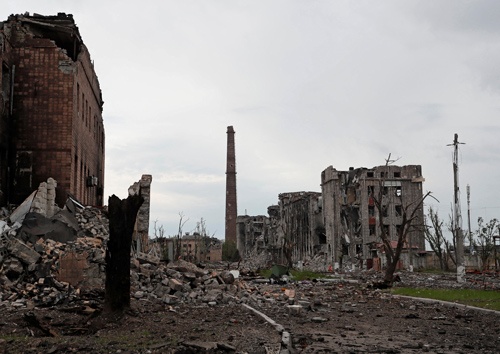 ロシア軍の攻撃で破壊されたウクライナのアゾフスターリ製鉄所(写真:ロイター/アフロ)
