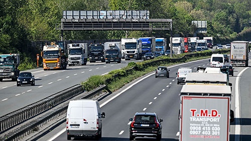 ドイツの高速道路（アウトバーン）では、速度制限がない区間がある（写真：AP/アフロ）