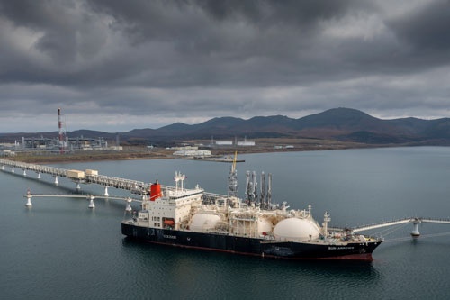 ロシアのサハリン2から液化天然ガス(LNG)を運搬するタンカー (写真:AP/アフロ)