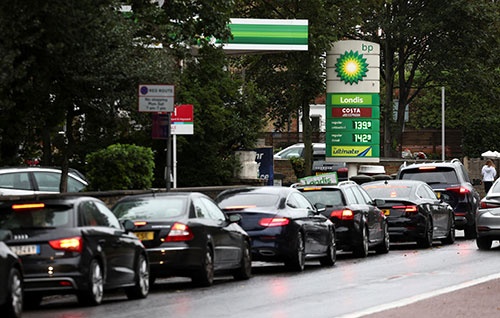 英国各地でガソリンを求め、渋滞が起きている(写真:ロイター/アフロ)