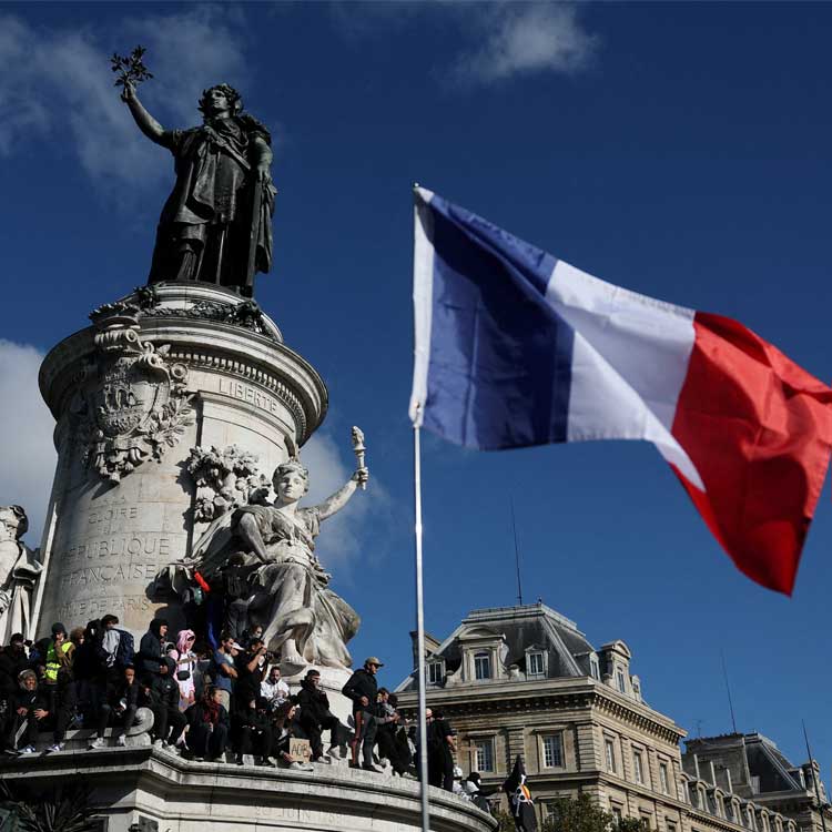 日本のGDP、振り向けばフランスの現実　低成長の英国にも抜かれ6位へ