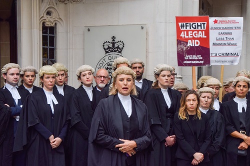 英国では法廷弁護士も賃上げ要求のためにストライキに参加している（写真：ZUMA Press／アフロ）