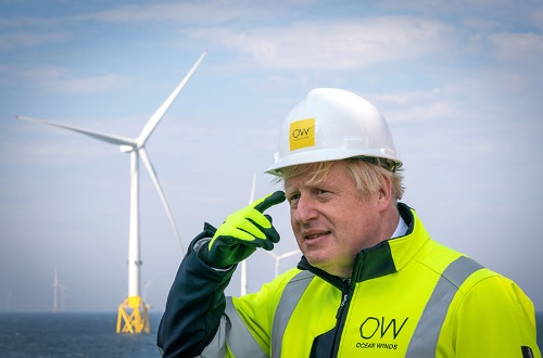 今年8月、英国のジョンソン首相はスコットランド沖の洋上風力発電所を訪問した（写真：代表撮影/ロイター/アフロ）