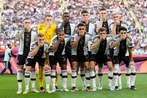 サッカーワールドカップのドイツ代表選手たちは、日本戦の開始前に口を手で覆い、性的少数者に対する意見表明が制限されていることを示唆した（写真：AP／アフロ）