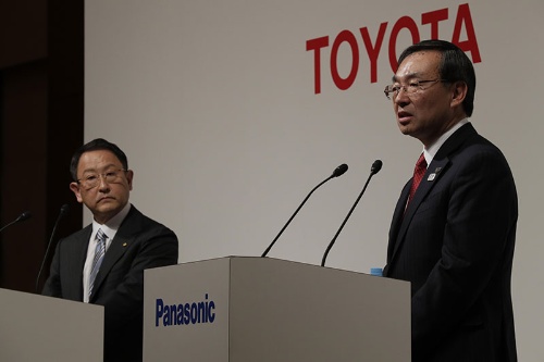 提携を発表したトヨタ自動車の豊田章男社長（左）とパナソニックの津賀一宏社長（写真：共同通信）
