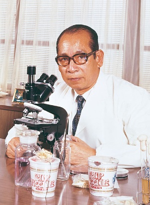安藤百福氏は1971年にカップヌードルを開発。今、世界累計販売は450億食を誇る