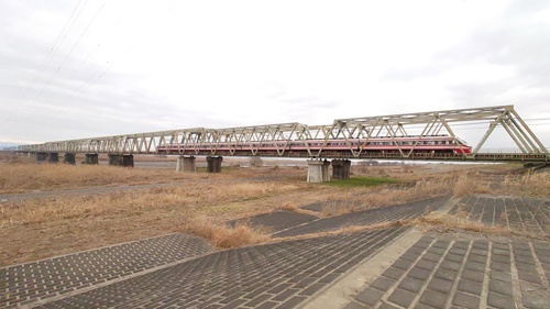 利根川に架かる橋梁を渡る東武鉄道の列車