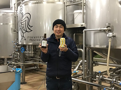 ビールを手にする山田社長