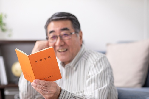 高齢者に対する年金や退職金の税優遇は必要?(写真:PIXTA)