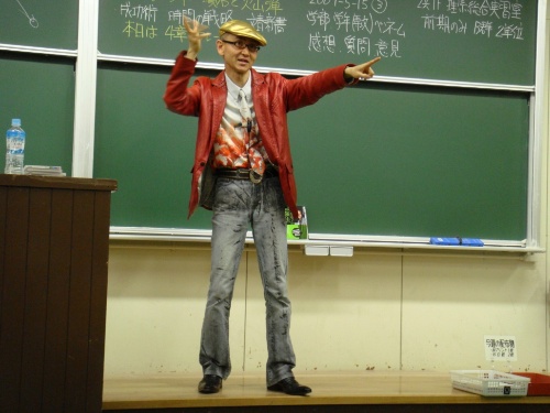 <span class="fontBold">鎌田浩毅氏 プロフィル</span><br>1955年生まれ。東京大学理学部地学科卒業。通商産業省(現・経済産業省)を経て97年より京都大学大学院人間・環境学研究科教授。理学博士。専門は地球科学・火山学・科学コミュニケーション。京大の講義は毎年数百人を集める人気ぶりで教養科目1位の評価。「世界一受けたい授業」「情熱大陸」などに出演しテレビ・ラジオ・雑誌で科学を明快に解説する「科学の伝道師」。週刊エコノミストに「鎌田浩毅の役に立つ地学」を連載中。著書に『首都直下地震と南海トラフ』(MdN新書、2月4日発売予定)、『富士山噴火と南海トラフ』『地学ノススメ』(ブルーバックス)、『京大人気講義 生き抜くための地震学』(ちくま新書)、『地球の歴史(上)(中)(下)』『理科系の読書術』(中公新書)、『火山噴火』(岩波新書)、『日本の地下で何が起きているのか』(岩波科学ライブラリー)、『新版 一生モノの勉強法』『座右の古典』(ちくま文庫)など。 ホームページ:<a href="http://www.gaia.h.kyoto-u.ac.jp/~kamata/" target="_blank">http://www.gaia.h.kyoto-u.ac.jp/~kamata/</a>