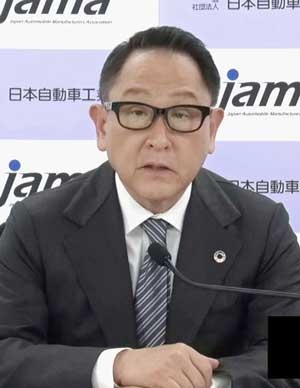 3月23日、オンラインで記者会見する日本自動車工業会の豊田章雄会長(写真:共同通信)