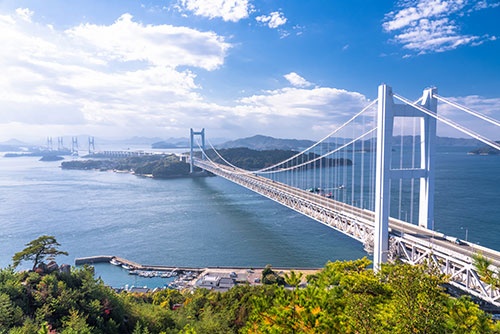 中国地方と四国地方をつなぐ瀬戸大橋（写真：まちゃー／PIXTA）