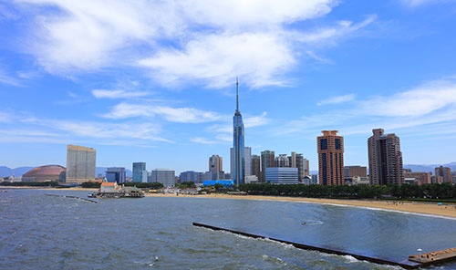 住みたい街ランキングでは、福岡市など地方中核都市の人気の高さが際立つ(写真:PIXTA)