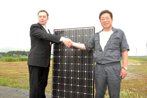 2011年、イーロン・マスク氏は福島が再生可能エネルギーの一大聖地になると期待し、自ら足を運んで太陽光システムを寄贈した（福島県相馬市）