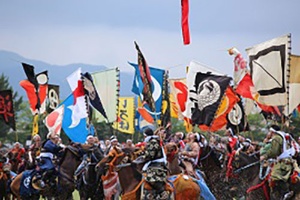 毎年7月に開かれる伝統行事「相馬野馬追」では甲冑を着た騎馬武者たちの勇壮な姿を見ることができる