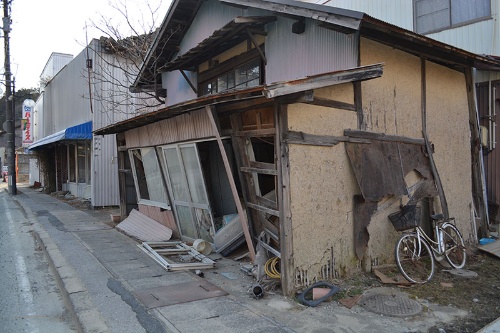 駅から歩いて5分のところにある、10年前で時計が止まっているかのように倒壊したままの家屋