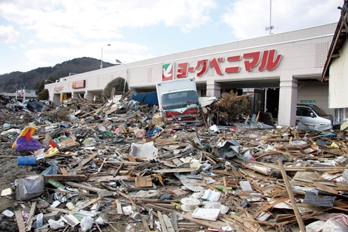 4メートル超の津波に襲われた湊鹿妻店では、屋上駐車場に住民を避難させて500人の命を守った(写真はヨークベニマル提供)