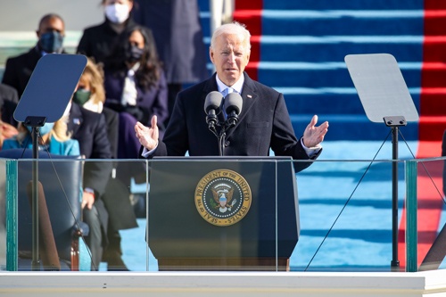 就任式で演説するジョー・バイデン米大統領。選挙公約に50年の炭素中立目標を掲げて勝利。2月19日、米国は地球温暖化対策の国際的枠組み「パリ協定」に正式に復帰した(写真:Rob Carr / Getty Images)