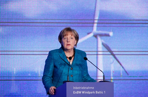 洋上風力発電所の式典で登壇したドイツのメルケル首相。ドイツは積極的に風力発電を導入している(写真:ロイター/アフロ)