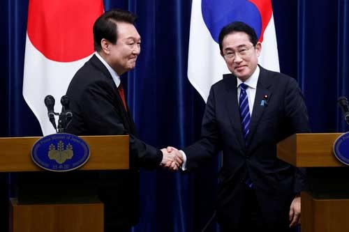 岸田文雄首相（右）と韓国の尹錫悦大統領（写真：ロイター）