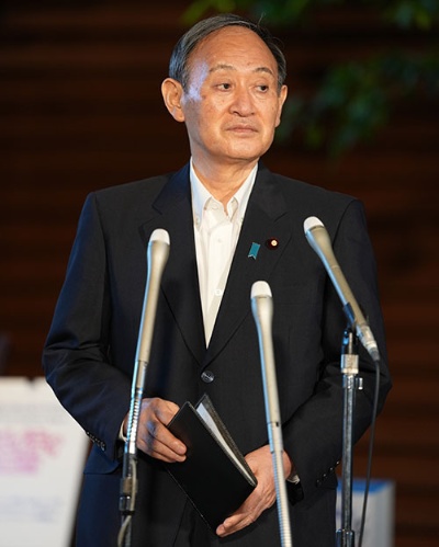 今のところ菅義偉首相には新型コロナウイルスの爆発的な感染拡大を抑える手立てがない。(写真:共同通信)