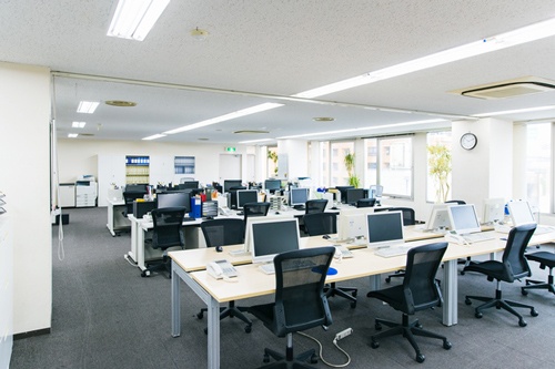 コロナ禍でオフィスから人が消えた。テレワークが増えたことで、マネジメントの仕方も変わりつつある(写真はイメージ、PIXTA)