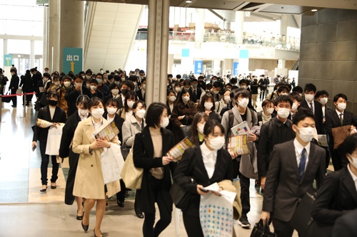 学生の動き出しは例年よりも早く、採用側が優位の買い手市場のようにも見えるが……(写真はイメージ)