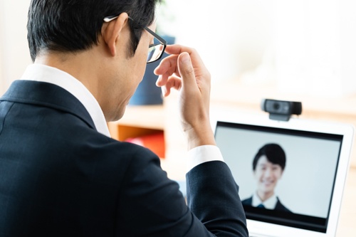リモートワーク下だからこそ、人事面談は評価とフィードバックをセットにするなどの丁寧さが求められる(写真:写真はイメージ、PIXTA)