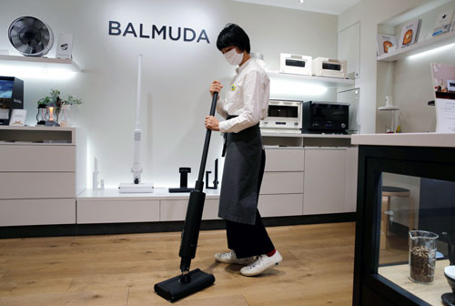 2020年末に東証マザーズに新規上場したバルミューダ。新たに掃除機に参入した（写真：ロイター/アフロ）