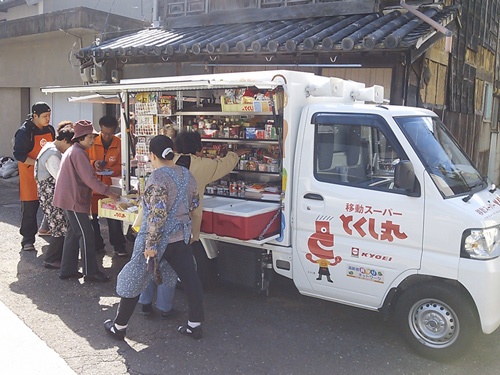 軽トラックに生鮮食品など約1200点を積み込んで地域を巡回する