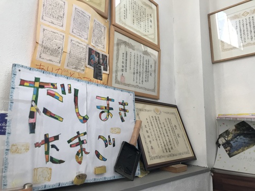 石井造園の玄関と社内。廊下には子どもたちからの手紙などが多く飾られていた