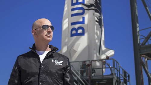 アマゾンCEOの退任を発表したジェフ・ベゾス氏。宇宙事業に本腰を入れる(写真:Blue Origin)