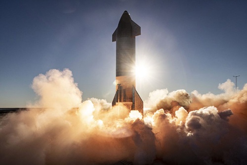 スペースXの「スターシップ」は完全再利用型宇宙船。月や火星行きを想定している(写真:SpaceX)