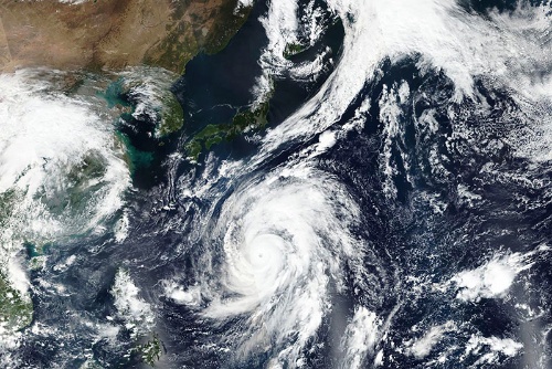 2019年大型で猛烈な台風19号が日本列島に接近した(写真:NASA Worldview, EOSDIS/AP/アフロ)