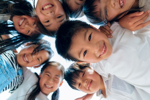 生活水準は下がらず、子どもたちの未来は明るい?写真はイメージ(写真:JGalione / Getty Images)