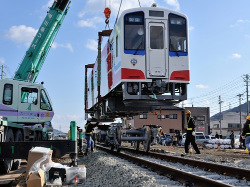2013年2月、南リアス線に新たな車両を搬入した(写真提供:三陸鉄道)