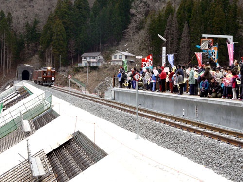 新島越駅に記念列車が到着。2014年4月6日（提供：三陸鉄道）